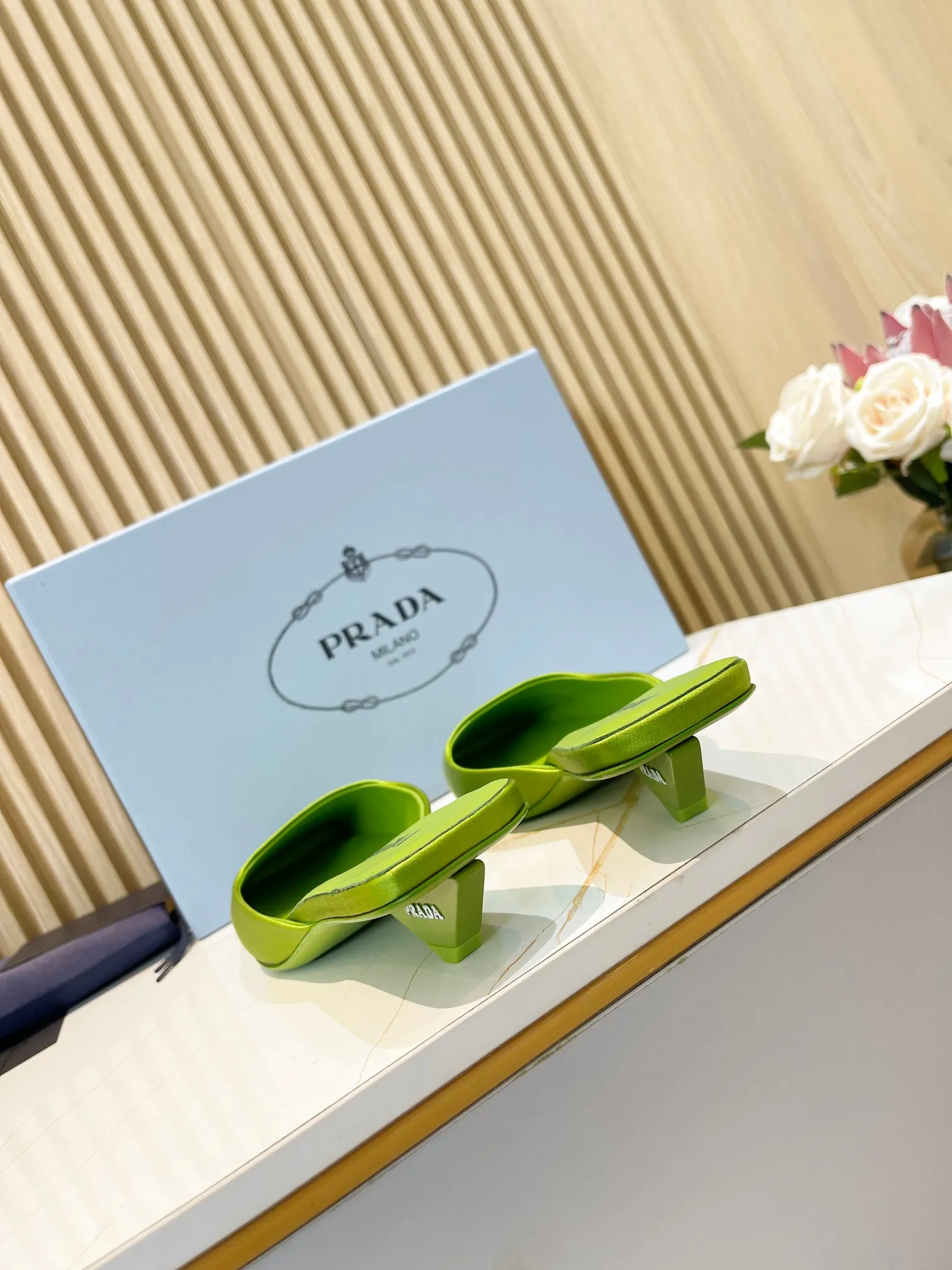 👟👟Ex-factory price 540👟👟 🐳Prada〰️2024 new style🆕Triangle logo🔺Top version of triangular heel square toe Mule slippers ✔️Material and craftsmanship: ✔️Upper: imported silk satin ✔️Inner lining: original sheepskin lining ✔️🇮🇹Imported leather outsole ✔️Size: 35-39 (custom size 40 is non-returnable)